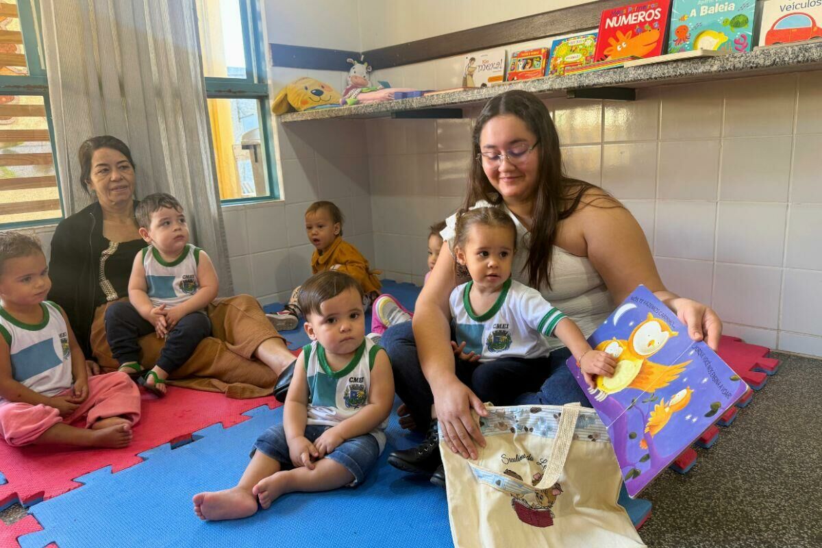 Imagem de compartilhamento para o artigo Leitura no berçário fortalece vínculo entre família e bebê em Alcinópolis da MS Todo dia